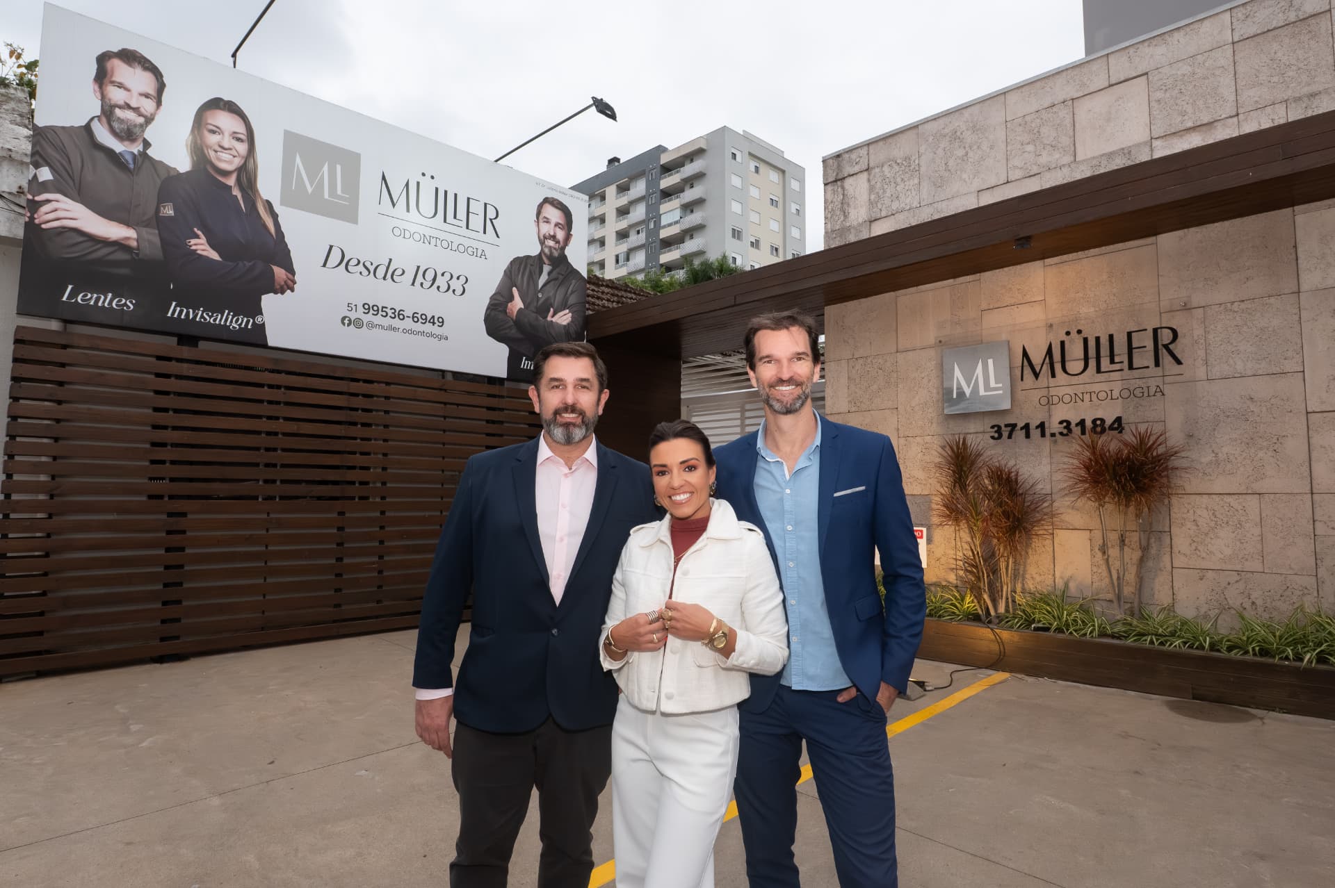 Drs. Juliano, Shana e Leandro Müller em frente à clínica